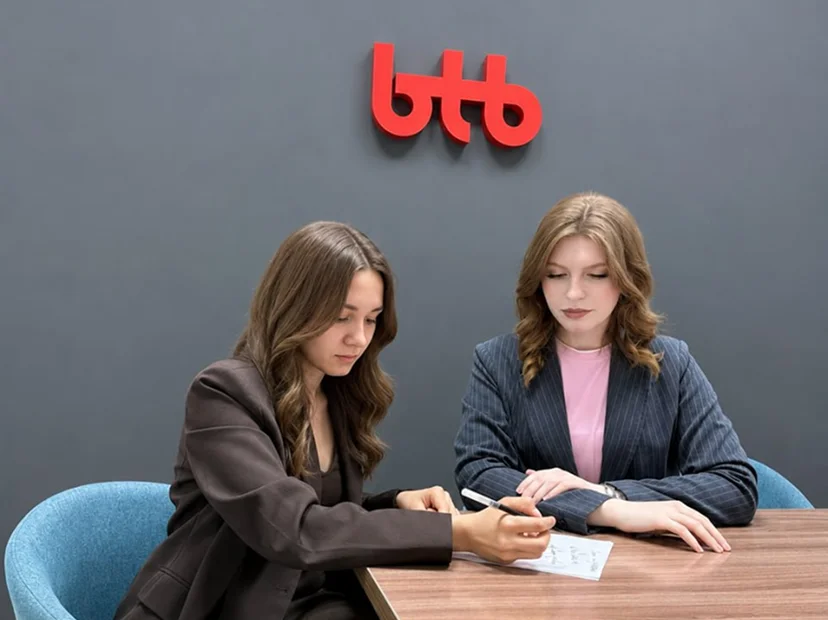 Обсуждение проекта с клиентом в офисе BTB